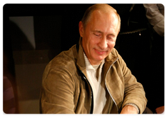 Vladimir Putin showed journalists a Siberian tiger cub he received for his birthday|10 october, 2008|10:00