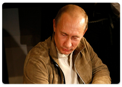 Vladimir Putin showed journalists a Siberian tiger cub he received for his birthday|10 october, 2008|10:00