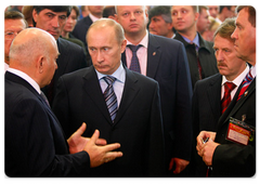 Prime Minister Vladimir Putin visited the 10th Russian agro-industrial exhibition “Golden Autumn” at the All-Russia Exhibition Centre|11 october, 2008|16:00