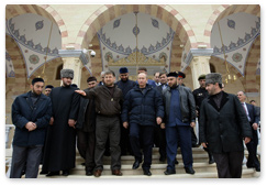 Владимир Путин посетил Мечеть имени первого Президента Чечни Ахмат-Хаджи Кадырова и ответил на вопрос журналистов