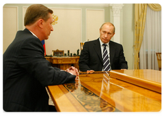 Prime Minister Vladimir Putin chaired a meeting on expanding the Global Navigation Satellite System (GLONASS)|17 october, 2008|13:30