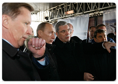 Председатель Правительства Российской Федерации В.В.Путин, находясь с рабочим визитом в Сибирском федеральном округе, осмотрел участок федеральной трассы и мост через реку Обь севернее Новосибирска|22 октября, 2008|12:00