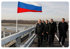 Председатель Правительства Российской Федерации В.В.Путин, находясь с рабочим визитом в Сибирском федеральном округе, осмотрел участок федеральной трассы и мост через реку Обь севернее Новосибирска|22 октября, 2008|12:00