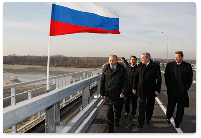 В.В.Путин, находясь с рабочим визитом в Сибирском федеральном округе, осмотрел участок федеральной трассы и мост через реку Обь севернее Новосибирска