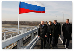 В.В.Путин, находясь с рабочим визитом в Сибирском федеральном округе, осмотрел участок федеральной трассы и мост через реку Обь севернее Новосибирска