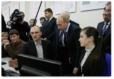 Председатель Правительства Российской Федерации В.В.Путин осмотрел экспозицию инновационных разработок транспортных вузов России, располагающуюся в Сибирском государственном университете путей сообщения в Новосибирске