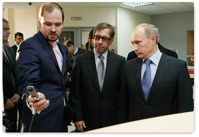 Председатель Правительства Российской Федерации В.В.Путин посетил региональное отделение "Альфа-Банка" в Новосибирске, где провел встречу с президентом банка П.О. Авеном