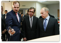 Председатель Правительства Российской Федерации В.В.Путин посетил региональное отделение "Альфа-Банка" в Новосибирске, где провел встречу с президентом банка П.О. Авеном