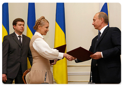 To summarize the meeting results, Vladimir Putin and Yulia Tymoshenko signed an intergovernmental memorandum on cooperation in gas deliveries.|2 october, 2008|20:06