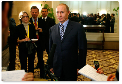 Председатель Правительства Российской Федерации В.В.Путин по  завершению своего рабочего визита в Республику Казахстан пообщался с представителями российских СМИ