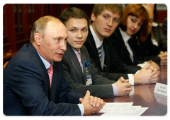 Prime Minister Vladimir Putin visited the St Petersburg Humanitarian University of Trade Unions and talked with students and teachers|7 october, 2008|12:00
