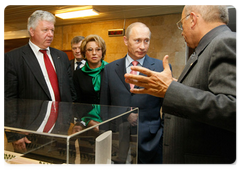 Prime Minister Vladimir Putin visited the St Petersburg Humanitarian University of Trade Unions and talked with students and teachers|7 october, 2008|12:00
