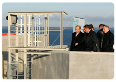 During his working trip to St Petersburg, Prime Minister Vladimir Putin reviewed a set of flood-protection facilities in the Gulf of Finland, and took part in the inauguration of a navigation pass.|7 october, 2008|19:00