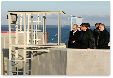 Prime Minister Vladimir Putin reviewed a set of flood-protection facilities in the Gulf of Finland