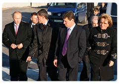 During his working trip to St Petersburg, Prime Minister Vladimir Putin reviewed a set of flood-protection facilities in the Gulf of Finland, and took part in the inauguration of a navigation pass.|7 october, 2008|19:00