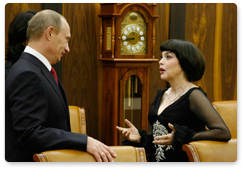 Prime Minister Vladimir Putin and Muammar Qaddafi, the Leader of the Libyan Revolution, attended a concert of French singer Mireille Mathieu