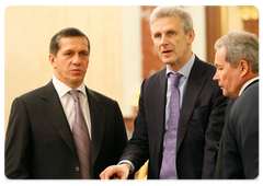 Minister of Natural Resources and Ecology Yury Trutnev and Minister of Education and Science Andrei Fursenko at a Cabinet meeting|13 november, 2008|12:30