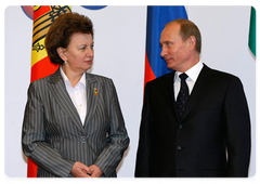Russian Prime Minister Vladimir Putin and Zinaida Greceanii, Prime Minister of the Republic of Moldova during the photographing of the CIS prime ministers|14 november, 2008|14:00