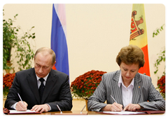 Prime Minister Vladimir Putin and Moldovan Prime Minister Zinaida Greceanii summarised the talks by signing a Russian-Moldovan economic partnership programme for 2009-2020|14 november, 2008|20:30