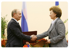 Prime Minister Vladimir Putin and Moldovan Prime Minister Zinaida Greceanii summarised the talks by signing a Russian-Moldovan economic partnership programme for 2009-2020|14 november, 2008|20:30
