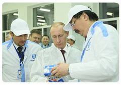 During his working visit to the North-Western Federal District Prime Minister Vladimir Putin made a trip to a dairy farm in Gatchina|24 november, 2008|19:27