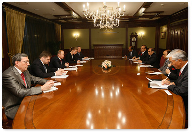 Prime Minister Vladimir Putin and Indian Petroleum and Natural Gas Minister Murli Deora discussed bilateral energy partnership