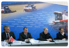 В.В.Путин провел совещание по вопросу «О мерах по оздоровлению ситуации в сельскохозяйственном машиностроении»|11 декабря, 2008|18:00