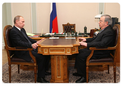 Prime Minister Vladimir Putin met with President of the Russian Chamber of Commerce and Industry Yevgeny Primakov|17 december, 2008|17:00