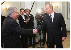 Prime Minister Vladimir Putin met with President of the Russian Chamber of Commerce and Industry Yevgeny Primakov|17 december, 2008|17:00