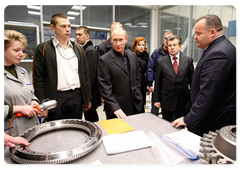 Prime Minister Vladimir Putin visited the Research and Production Association Saturn, where he familiarized himself with the production of engines for Sukhoi SuperJet-100|2 december, 2008|16:30