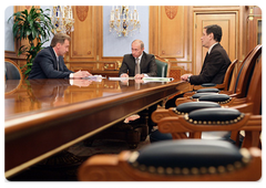 Prime Minister Vladimir Putin met with Igor Shuvalov and Alexander Zhukov and discussed the work of the Government’s Commission for Enhancing the Stable Development of the Russian Economy|20 december, 2008|17:00