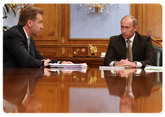 Prime Minister Vladimir Putin met with Igor Shuvalov and Alexander Zhukov and discussed the work of the Government’s Commission for Enhancing the Stable Development of the Russian Economy|20 december, 2008|17:00