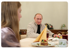 Prime Minister Vladimir Putin met with little Buryat girl Dasha Varfolomeyeva, her sister and mother|23 december, 2008|19:00