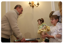 Prime Minister Vladimir Putin met with little Buryat girl Dasha Varfolomeyeva, her sister and mother|23 december, 2008|19:00