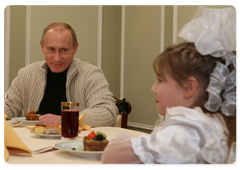 Prime Minister Vladimir Putin met with little Buryat girl Dasha Varfolomeyeva, her sister and mother|23 december, 2008|19:00