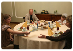 Prime Minister Vladimir Putin met with little Buryat girl Dasha Varfolomeyeva, her sister and mother|23 december, 2008|19:00