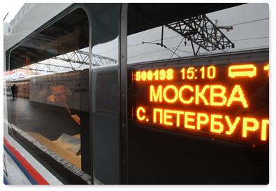 Prime Minister Vladimir Putin examined the first high speed Sapsan train and the Integral railway diagnostic system at the Moscow Railway Terminal in St Petersburg