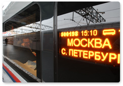 В.В.Путин осмотрел высокоскоростной поезд «Сапсан», а также ознакомился с работой диагностического железнодорожного комплекса «ИНТЕГРАЛ»