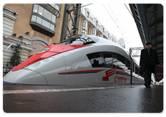 Prime Minister Vladimir Putin examined the first high speed Sapsan train and the Integral railway diagnostic system at the Moscow Railway Terminal in St Petersburg|26 december, 2008|17:00