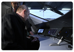 В.В.Путин осмотрел высокоскоростной поезд «Сапсан», а также ознакомился с работой диагностического железнодорожного комплекса «ИНТЕГРАЛ»|26 декабря, 2008|17:00