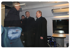 В.В.Путин осмотрел высокоскоростной поезд «Сапсан», а также ознакомился с работой диагностического железнодорожного комплекса «ИНТЕГРАЛ»|26 декабря, 2008|17:00