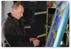 Prime Minister Vladimir Putin toured St Petersburg and visited the municipal Christmas fair