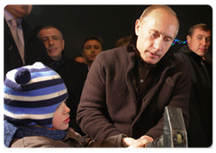 Председатель Правительства Российской Федерации В.В.Путин совершил прогулку по Санкт-Петербургу, в ходе которой побывал  на городской рождественской ярмарке|26 декабря, 2008|21:00