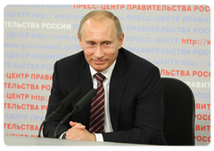 В.В.Путин поздравил журналистов правительственного пула с Новым годом|29 декабря, 2008|18:00