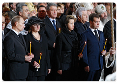 Prime Minister Vladimir Putin with his spouse and the President of the Russian Federation Dmitry Medvedev with his spouse at a lying-in-state ceremony for Patriarch of Moscow and All Russia Alexy II at the Cathedral of Christ the Saviour|9 december, 2008|13:00