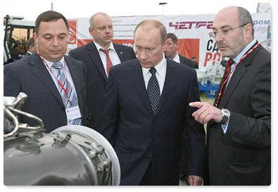 Prime Minister Vladimir Putin visited the exhibition of Russian agricultural and road-building machinery