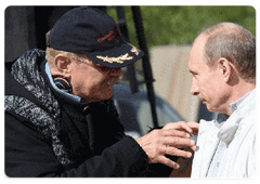 В.В. Путин посетил съемочную площадку фильма Никиты Михалкова «Утомленные солнцем-2» в поселке Шушары|13 мая, 2008|13:17