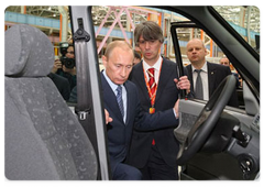 Vladimir Putin familiarized with the operation of the Severstalavto-Yelabuga auto assembly plant|27 may, 2008|15:33