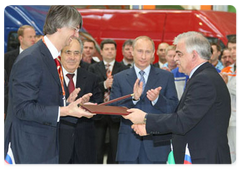 Vladimir Putin familiarized with the operation of the Severstalavto-Yelabuga auto assembly plant|27 may, 2008|15:36