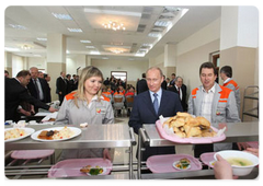 Vladimir Putin familiarized with the operation of the Severstalavto-Yelabuga auto assembly plant|27 may, 2008|16:05